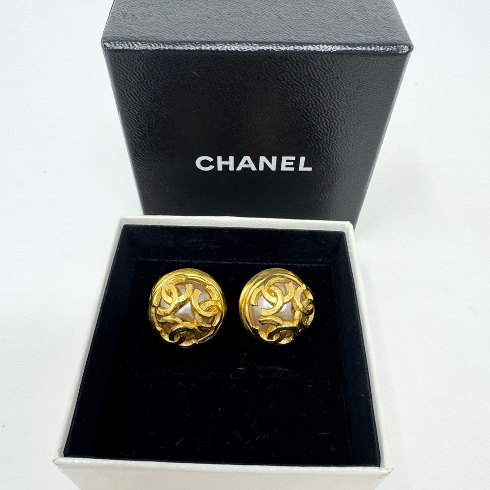 💯Authentic CHANEL Pre-Owned 1994 Coco Mark clip-on earrings (gold toned)